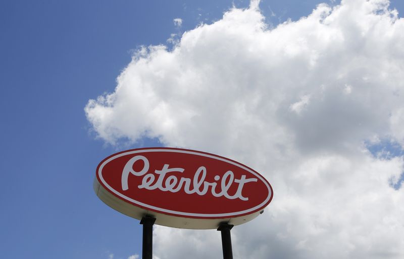 © Reuters. FILE PHOTO: A Peterbilt sign is seen at a dealership in Bolingbrook near Chicago, Illinois July 3, 2014.  Peterbilt Motors Company is owned by Paccar Inc. REUTERS/Jim Young/File Photo