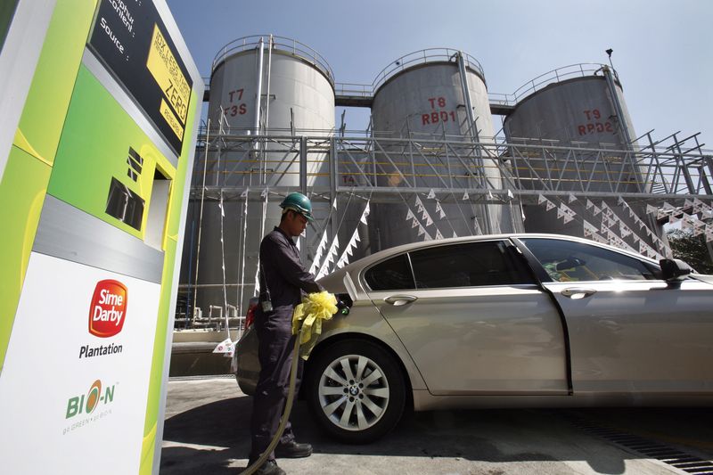 &copy; Reuters. Abastecimento de carro com biodiesel na Malásian24/03/2010nREUTERS/Bazuki Muhammad 