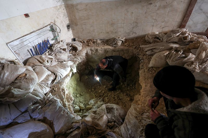 © Reuters. A man checks a tunnel found under a mosque in Tadamon district, which is littered with bones after what residents and rights groups described as years of killings there under the rule of Syria's Bashar al-Assad, following al-Assad's ousting by fighters of the ruling Syrian body, in Damascus, Syria, December 12, 2024. REUTERS/Amr Abdallah Dalsh