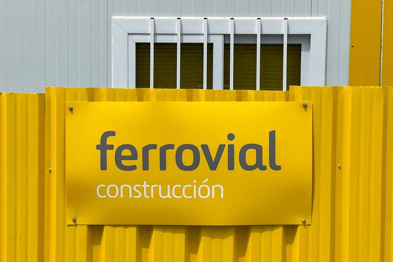 © Reuters. FILE PHOTO: The logo of Spanish infrastructure firm Ferrovial is seen at a construction site in Madrid, Spain, June 22, 2024. REUTERS/Benjamin Mejias Valencia/File Photo