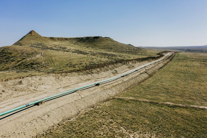 © Reuters. FILE PHOTO: An extension of Denbury Inc's Greencore carbon pipeline is ready to be lowered into its trench, in Montana, U.S., 2021. Picture taken in 2021. Denbury/File Photo