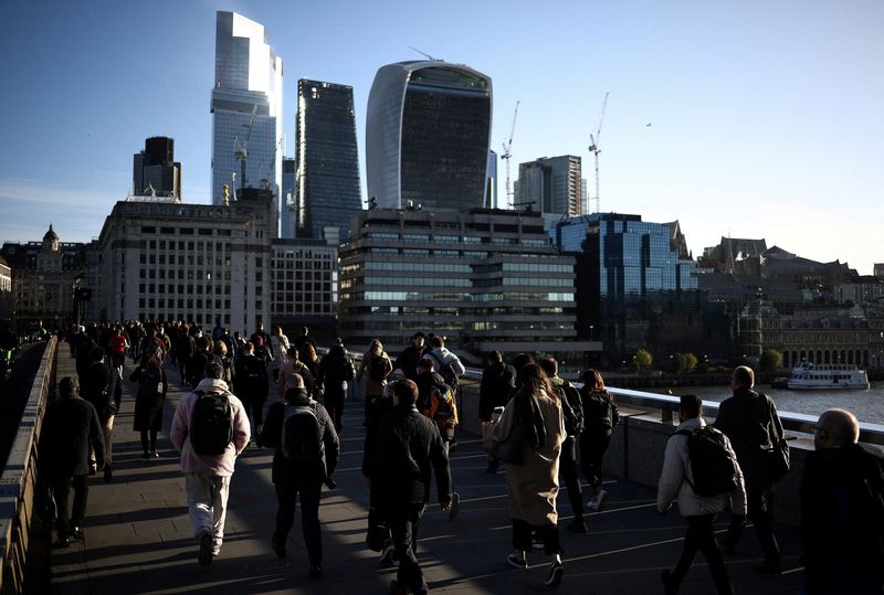 &copy; Reuters. FILE PHOTO: People walk across London Bridge during the morning rush hour, with the City of London's financial district in the background, in London, Britain, April 13, 2023. REUTERS/Henry Nicholls/File Photo/File Photo