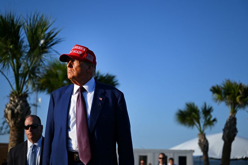 © Reuters. U.S. President-elect Donald Trump attends a viewing of the launch of the sixth test flight of the SpaceX Starship, in Brownsville, Texas, U.S., November 19, 2024 . Brandon Bell/Pool via REUTERS/File Photo