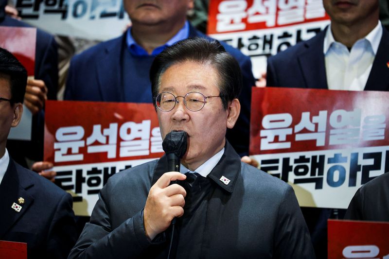 © Reuters. FILE PHOTO: South Korea's main opposition Democratic Party leader Lee Jae-myung and lawmakers attend a news conference after South Korean President Yoon Suk-yeol, who declared martial law that was reversed hours later, survived an impeachment motion, at the National Assembly in Seoul. South Korea, December 7, 2024. REUTERS/Kim Hong-ji/File Photo