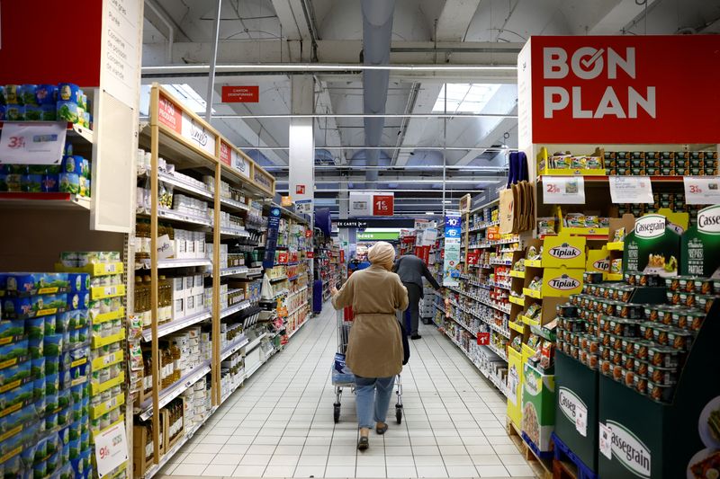 © Reuters. FILE PHOTO: A customer shops in a Carrefour supermarket in Montesson near Paris, France, September 13, 2023. REUTERS/Sarah Meyssonnier/File Photo