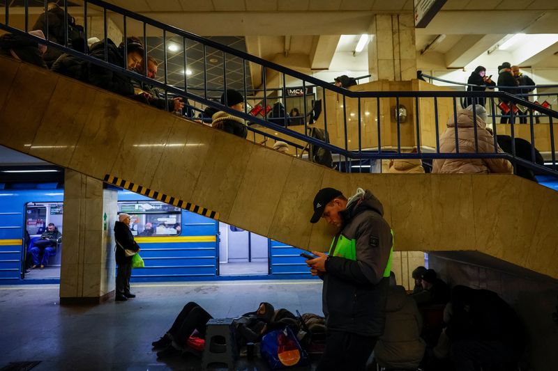 &copy; Reuters. Persone si riparano all'interno di una stazione della metropolitana durante un attacco militare russo, nel contesto dell'attacco della Russia all'Ucraina, a Kiev, Ucraina, 13 dicembre 2024. REUTERS/Alina Smutko