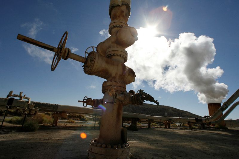 © Reuters. FILE PHOTO: Steam rises during a test from a well at the Coso geothermal field at the China Lake Naval Air Weapons Station in China Lake, California July 31, 2008. Picture taken July 31, 2008. REUTERS/Fred Prouser/File Photo