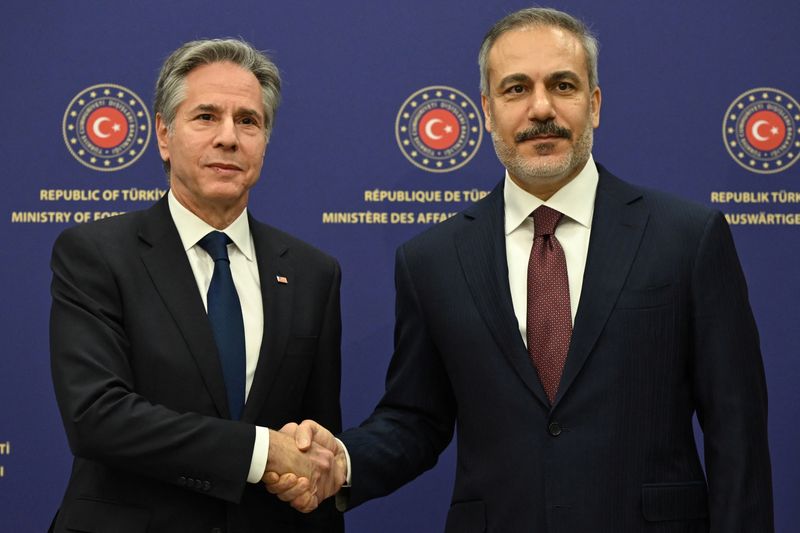 &copy; Reuters. Il segretario di Stato Usa Antony Blinken stringe la mano al ministro degli Esteri turco Hakan Fidan dopo una conferenza stampa congiunta presso la sede del Ministero nella capitale turca Ankara il 13 dicembre 2024.   ANDREW CABALLERO-REYNOLDS/Pool via RE