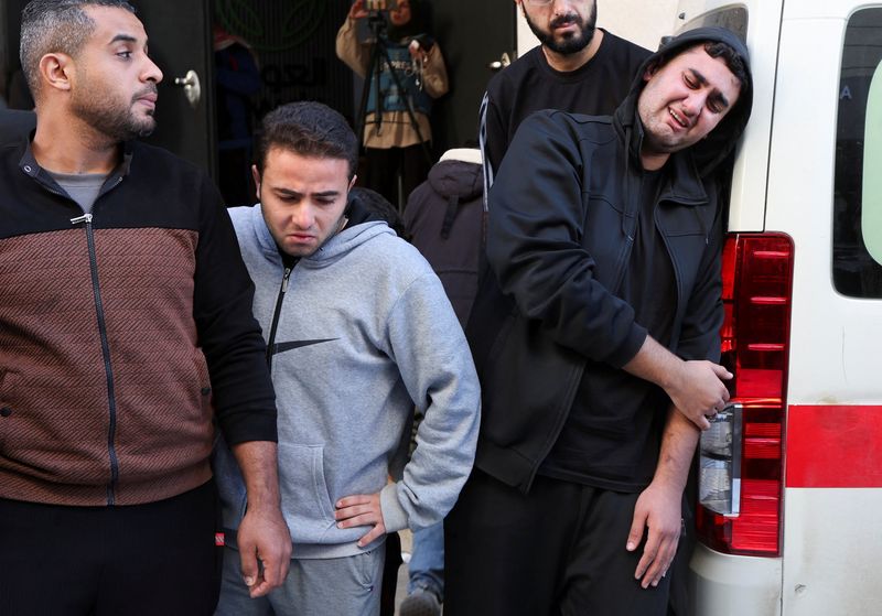 © Reuters. Mourners react at the funeral of Palestinians killed in an Israeli strike, at a hospital in Nuseirat in the central Gaza Strip, December 13, 2024. REUTERS/Ramadan Abed