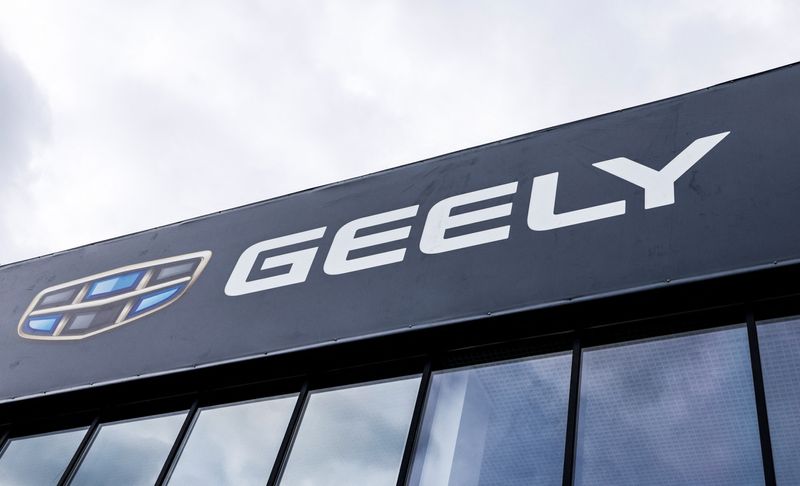 &copy; Reuters. FILE PHOTO: A view shows the logo of Chinese automobile manufacturer Geely at a dealership in Moscow, Russia, March 23, 2023. REUTERS/Maxim Shemetov/File Photo