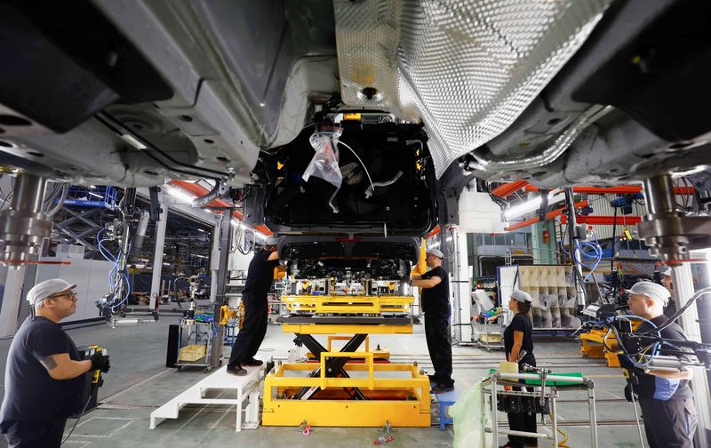 © Reuters. FILE PHOTO: Ebro Automotive's staff work in a car assembly line at their factory in Zona Franca in Barcelona, Spain November 14, 2024. REUTERS/ Albert Gea/File Photo