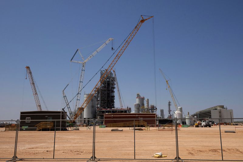 &copy; Reuters. The Stratos Direct Air Capture Facility (DAC), a joint venture between Occidental Petroleum (OXY) and asset manager BlackRock, is seen in Ector County, Texas, U.S., July 28, 2024.  REUTERS/Adrees Latif/ File Photo