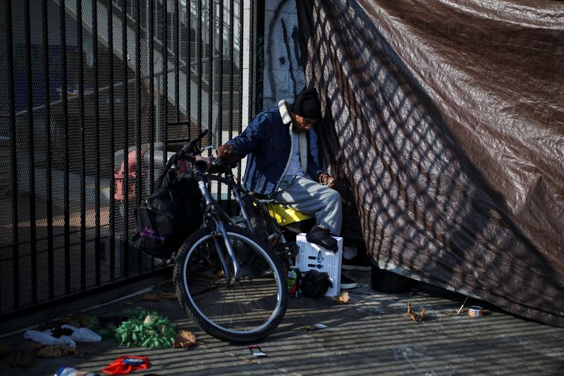 &copy; Reuters. A man sits on a street in Skid Row,  Los Angeles, California, U.S., December 9, 2024. REUTERS/Daniel Cole