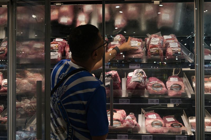 &copy; Reuters. Homem escolhe carne em supermercado de São Paulon27/11/2024. REUTERS/Amanda Perobelli