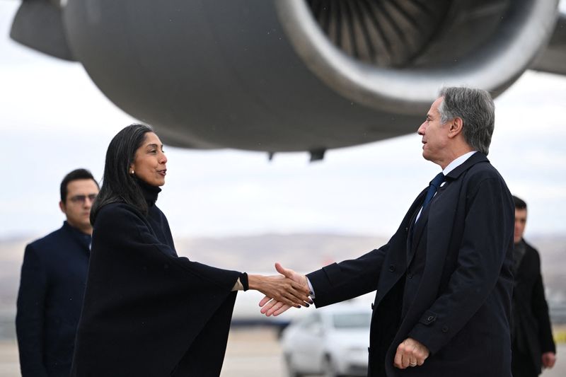 © Reuters. US Secretary of State Antony Blinken shakes the hand of Viraj LeBailly, the Acting Deputy Chief of Mission for the US Diplomatic Mission in Turkey, before he boards a plane after his meetings in the Turkish capital Ankara on December 13, 2024.     ANDREW CABALLERO-REYNOLDS/Pool via REUTERS