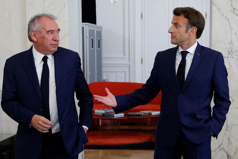 Francia, per Bayrou si prospetta "lunga strada" contro Parlamento diviso