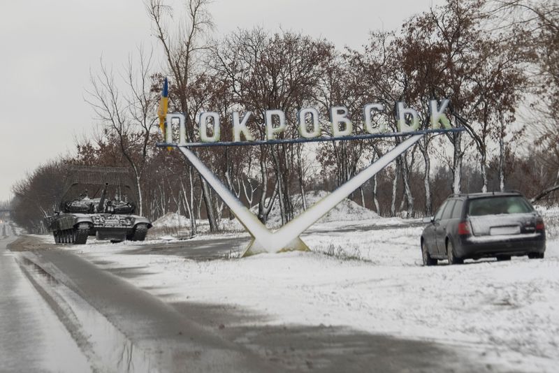 © Reuters. A Ukrainian tank and a car are parked near a road sign that reads, 'Pokrovsk’, amid Russia's attack on Ukraine, in the town of Pokrovsk in Donetsk region, Ukraine December 12, 2024. REUTERS/Inna Varenytsia