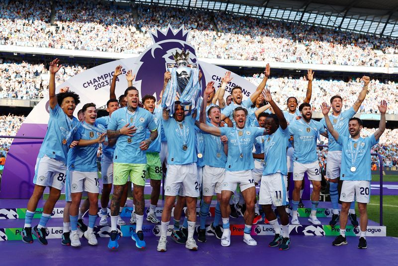 &copy; Reuters. Jogadores do Manchester City comemoram conquista do título da temporada 2023-2024 da Premier Leaguen19/05/2024 REUTERS/Molly Darlington 