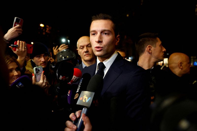 &copy; Reuters. Jordan Bardella, presidente del partito francese di estrema destra Rassemblement National (RN), parla con i media prima della firma del suo libro “Ce que je cherche” (Quello che sto cercando) a Parigi, Francia, 4 dicembre 2024.REUTERS/Stephanie Lecocq