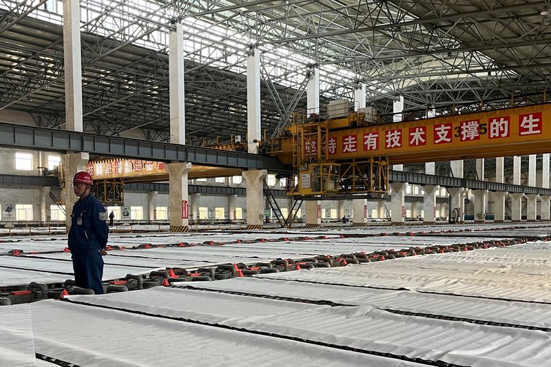 &copy; Reuters. FILE PHOTO: Employees work at a copper smelter in Yantai, Shandong province, China April 26, 2023. REUTERS/Siyi Liu//File Photo