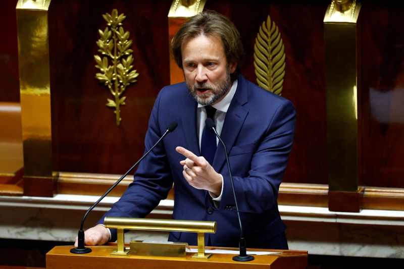 &copy; Reuters. Il deputato Boris Vallaud, presidente del gruppo parlamentare Socialistes et apparentes (membri del Partito Socialista - SOC), pronuncia un discorso durante un dibattito su due mozioni di sfiducia contro il governo francese, presentate dall'alleanza di pa