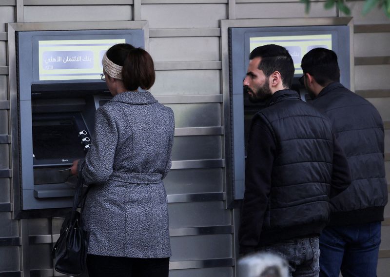 © Reuters. FILE PHOTO: People wait in front of ATM machine, after rebels seized the capital and ousted Syria's Bashar al-Assad, in Damascus, Syria December 11, 2024. REUTERS/Amr Abdallah Dalsh/File Photo