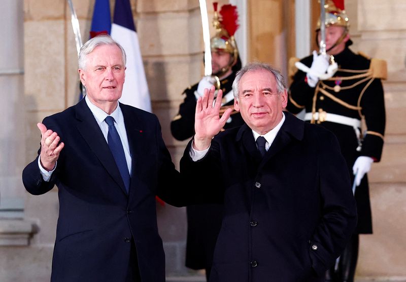 © Reuters. France's outgoing Prime Minister Michel Barnier gestures next to newly appointed Prime Minister Francois Bayrou on the day of the handover ceremony at the Hotel Matignon in Paris, France, December 13, 2024. REUTERS/Gonzalo Fuentes