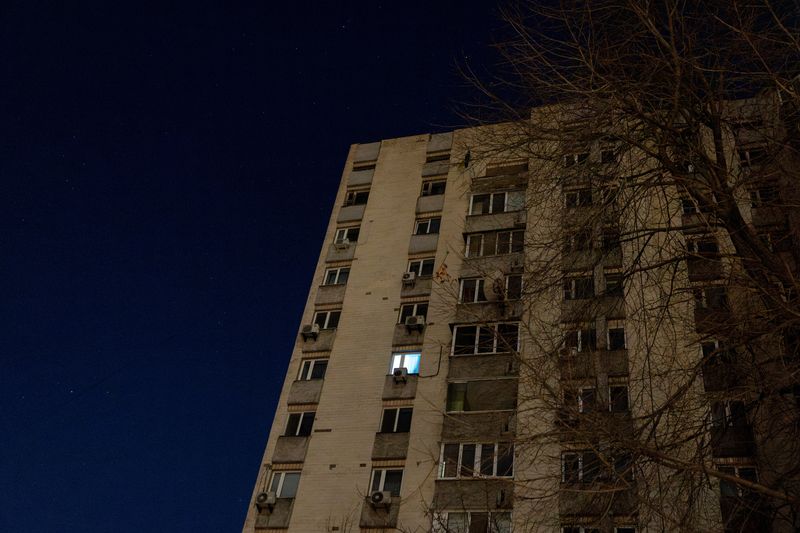 © Reuters. A single window is lit up in an apartment building during partial power cuts following a Russian attack on Ukrainian energy facilities, amid Russia's attack on Ukraine, in central Kyiv, Ukraine, December 13, 2024. REUTERS/Thomas Peter