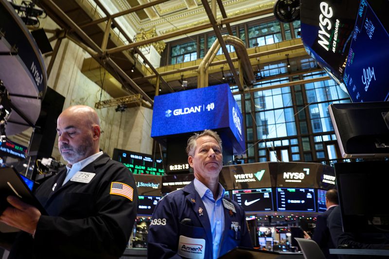 © Reuters. FILE PHOTO: Traders work on the floor at the New York Stock Exchange (NYSE) in New York City, U.S., December 2, 2024.  REUTERS/Brendan McDermid/File Photo