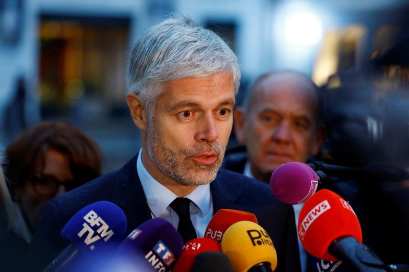 &copy; Reuters. Laurent Wauquiez, deputato del partito Les Republicains (LR) e presidente del gruppo parlamentare Droite Republicaine (DR), parla con i giornalisti dopo un incontro con il presidente francese, i leader dei partiti e i capi dei gruppi parlamentari, ad ecce