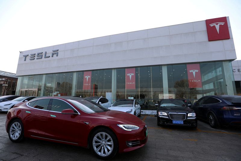 © Reuters. Um carro Tesla passa por uma loja do fabricante de veículos elétricos (EV) em Pequim, China 
04012024
REUTERS/Florence Lo