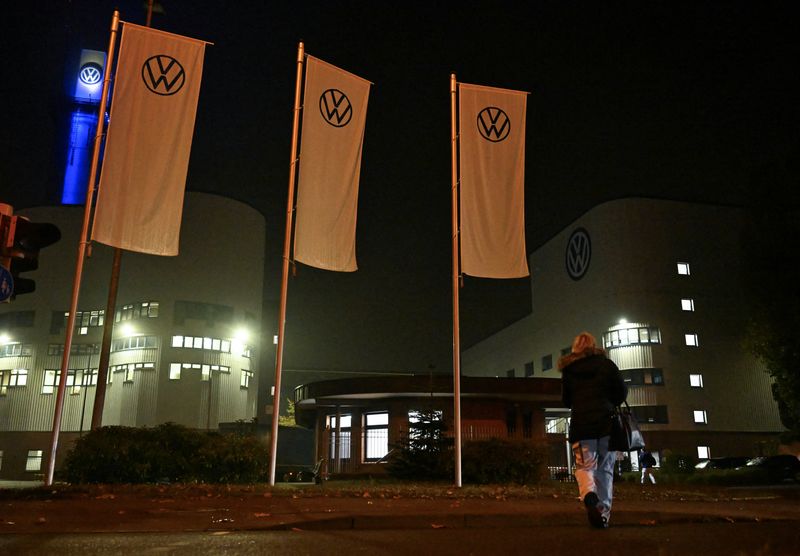 © Reuters. FILE PHOTO: An employee of Europe's largest carmaker Volkswagen arrives for the early morning shift at the VW plant in Osnabrueck, Germany October 28, 2024. REUTERS/Teresa Krueger/File Photo