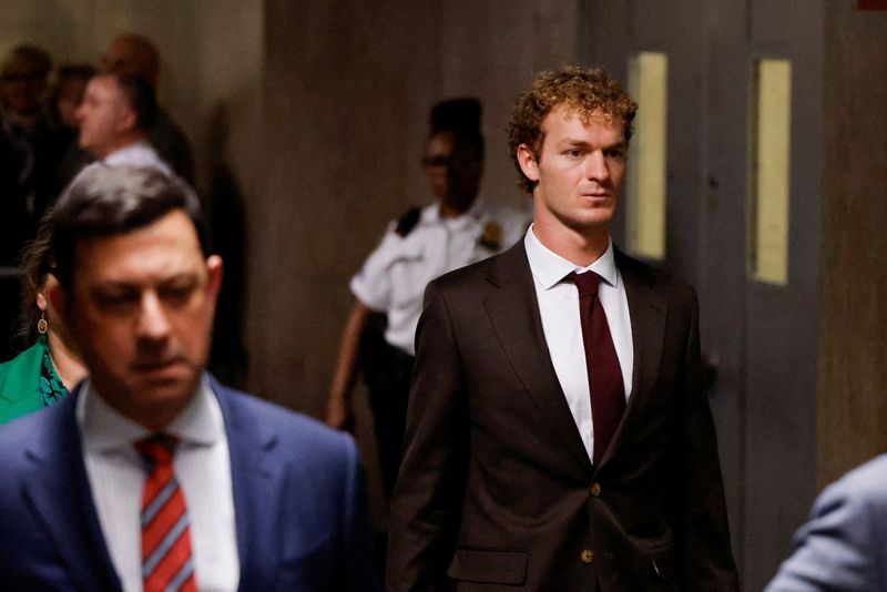 © Reuters. Daniel Penny walks at a Manhattan Criminal Court on the day of the verdict in the trial of the former U.S. Marine sergeant who faced charges of manslaughter and criminally negligent homicide for fatally strangling Jordan Neely, a homeless man, on a New York City subway car in 2023, in New York City, U.S., December 9, 2024. REUTERS/Brendan McDermid/File Photo