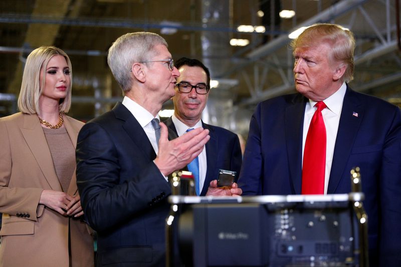 © Reuters. FILE PHOTO: Apple CEO Tim Cook speaks with U.S. President Donald Trump as he tours Apple's Mac Pro manufacturing plant with White House senior advisor Ivanka Trump and Tresury Secretary Steven Mnuchin in Austin, Texas, U.S., November 20, 2019. REUTERS/Tom Brenner/File Photo