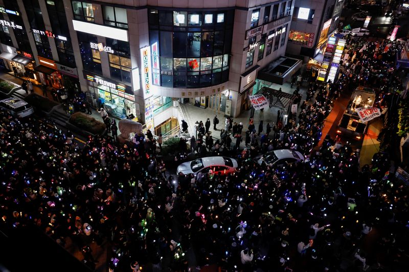 &copy; Reuters. Protesters take part in a rally calling for the impeachment of South Korean President Yoon Suk Yeol, who declared martial law, which was reversed hours later, near the headquarters of the ruling People Power Party in Seoul, South Korea, December 13, 2024.