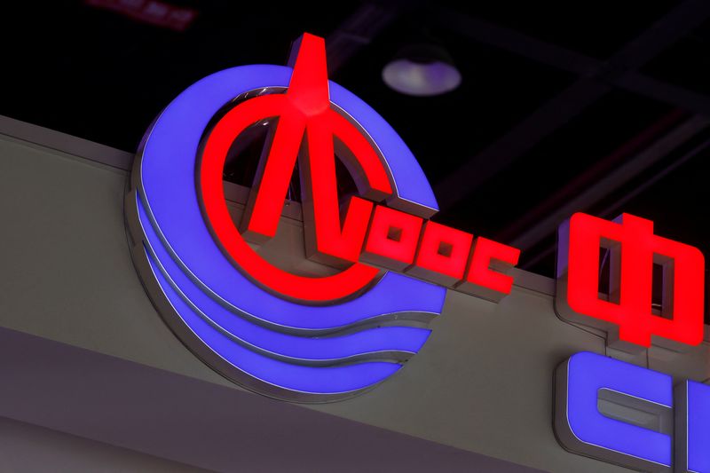 © Reuters. FILE PHOTO: The logo of China National Offshore Oil Corporation (CNOOC) is seen at its booth during the China International Fair for Trade in Services (CIFTIS) in Beijing, China September 1, 2022. REUTERS/Florence Lo/File Photo