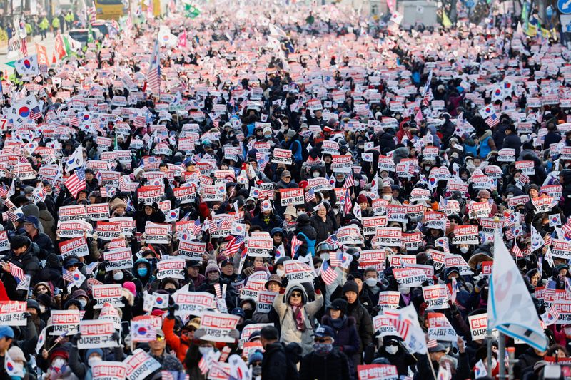 © Reuters. Protesters from conservative groups attend a rally supporting South Korean President Yoon Suk Yeol, who declared martial law, which was reversed hours later, and denouncing opposition party's politicians in Seoul, South Korea, December 14, 2024. REUTERS/Kim Soo-hyeon