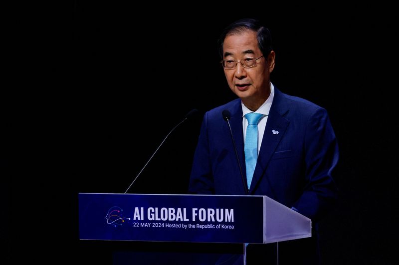 © Reuters. FILE PHOTO: Han Duck-soo, South Korean Prime Minister, gives a speech during the opening ceremony of the AI Global Forum in Seoul, South Korea, May 22, 2024. REUTERS/Kim Soo-hyeon/File Photo