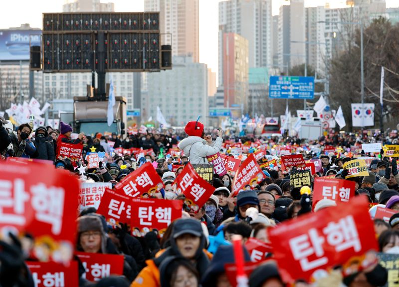 © Reuters. Protesters call for Yoon Suk Yeol's impeachment, Seoul, December 14, 2024. REUTERS/Kim Soo-hyeon