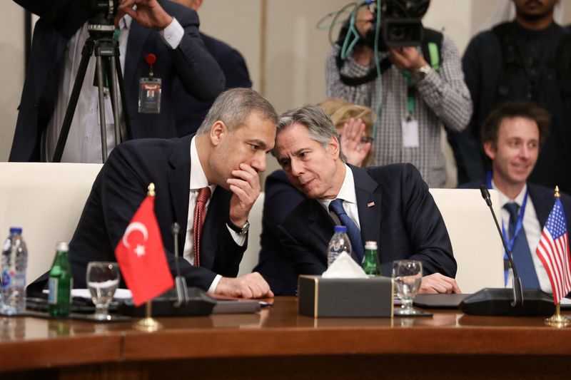 © Reuters. U.S. Secretary of State Antony Blinken and Turkish Foreign Minister Hakan Fidan attend a meeting with foreign ministers of Jordan, Saudi Arabia, Iraq, Lebanon, Egypt, United Arab Emirates, Bahrain, Qatar, Arab League Secretary-General Ahmed Aboul Gheit, and High Representative of the European Union for Foreign Affairs and Security Policy Kaja Kallas, to discuss developments in Syria after fighters of the ruling Syrian body ousted Syria's Bashar al-Assad, in Aqaba, Jordan December 14, 2024. REUTERS/Alaa Al Sukhni