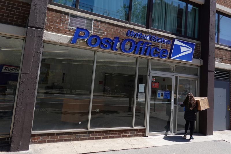 © Reuters. FILE PHOTO: A person enters a United States Postal Service (USPS) Post Office in Manhattan, New York City, U.S., May 9, 2022. REUTERS/Andrew Kelly/File Photo