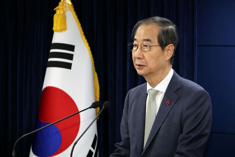 © Reuters. Acting South Korean President and Prime Minister Han Duck-soo delivers an address to the nation at the government complex in Seoul, South Korea, December 14, 2024.   Yonhap via REUTERS 