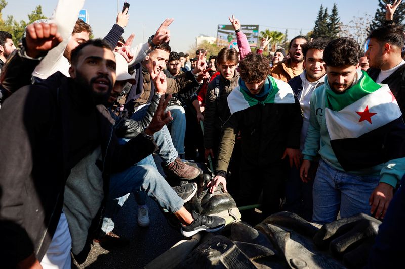 © Reuters. Damascus University students destroy the statue of Hafez al-Assad, December 15, 2024. Reuters/Ammar Awad