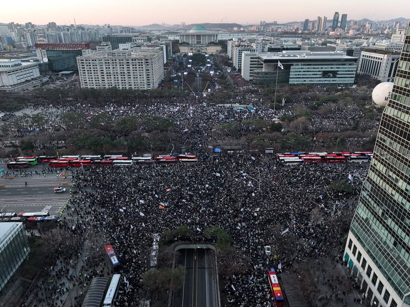 ©Reuters. Manifestação pelo impeachment do presidente sul-coreano Yoon Suk Yeol, Seul, 14 de dezembro de 2024. Yonhap via REUTERS