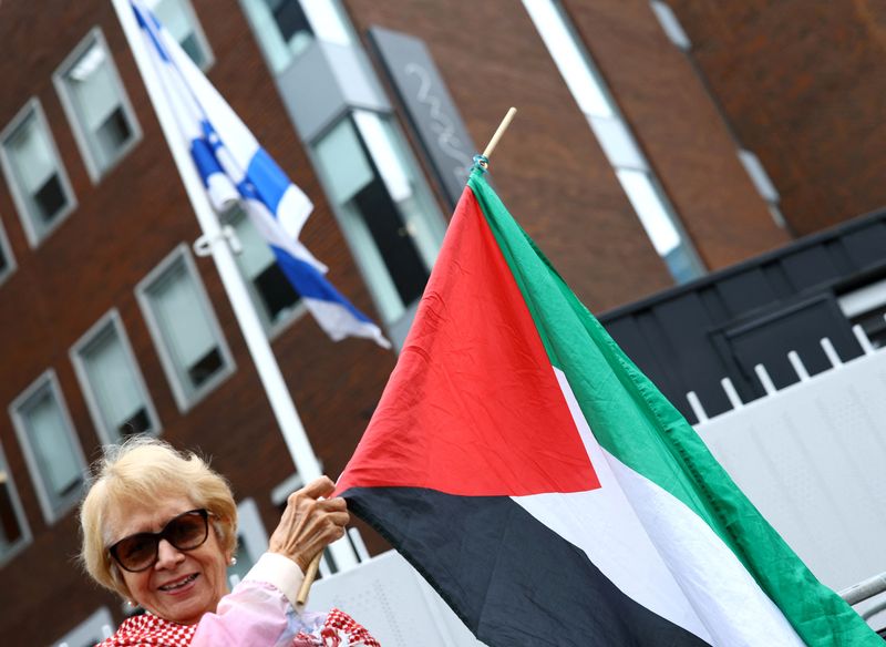 © Reuters. FILE PHOTO: A protester in support of the Palestinians waves the Palestinian flag outside the Israeli embassy after Ireland announced it would recognize a Palestinian state, in Dublin, Ireland May 22, 2024. REUTERS/Molly Darlington/File Photo