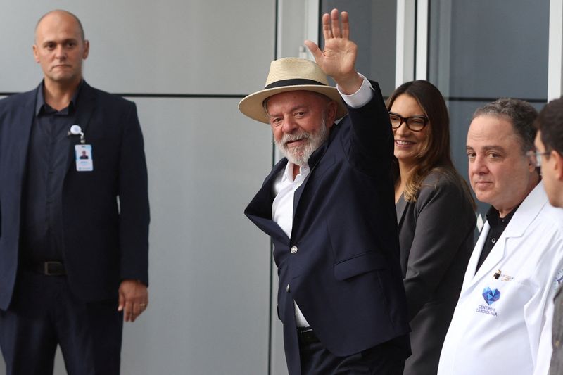 &copy; Reuters. Brazil's President Luiz Inacio Lula da Silva, waves while leaves the Sirio-Libanes Hospital after a surgery, in Sao Paulo, Brazil, December 15, 2024. REUTERS/Felipe Iruata