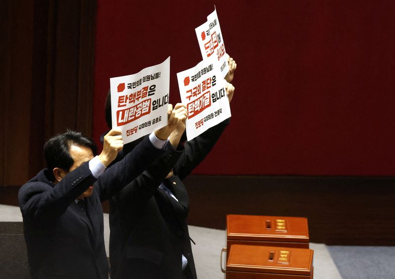 © Reuters. Lawmakers of the main opposition Democratic Party, Seoul, December 7, 2024. EON HEON-KYUN/Pool via REUTERS