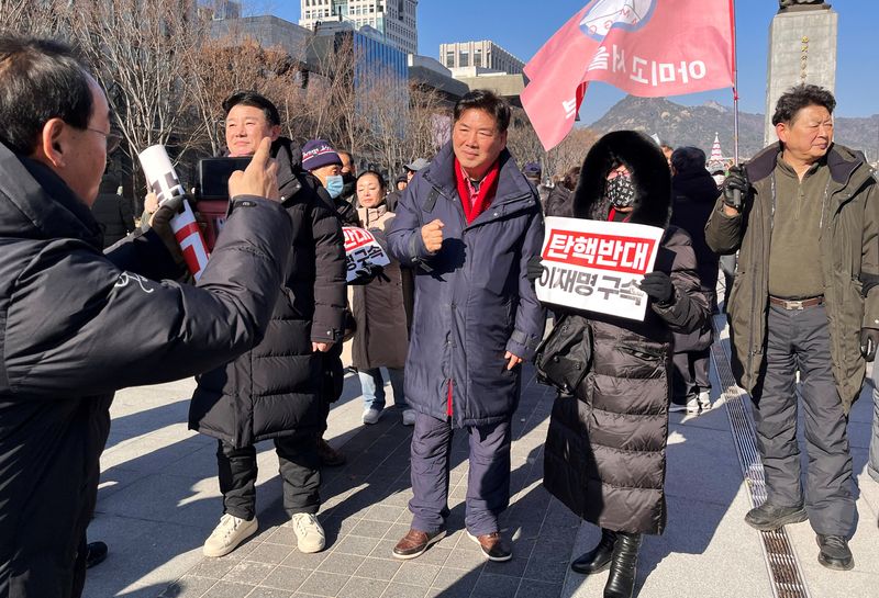 © Reuters. Ko Sung-kook, a conservative commentator who hosts Kosungkook TV on YouTube, meets his fans during a rally to support President Yoon Suk Yeol in Seoul, South Korea, December 14, 2024. REUTERS/Ju-min Park