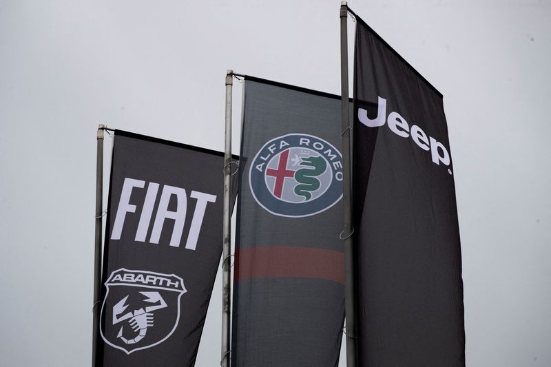 &copy; Reuters. FILE PHOTO: Banners showing logos of Fiat, Jeep and Alfa Romeo are hung outside a car dealership in Milan, Italy, November 21, 2024. REUTERS/Alessandro Garofalo/File Photo