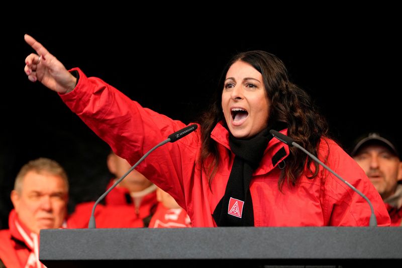 &copy; Reuters. Daniela Cavallo, chairwoman of the general works council of Volkswagen, speaks during a warning strike by IG Metall union, in front of VW headquarters in Wolfsburg, Germany, December 9, 2024.     Martin Meissner/Pool via REUTERS/File Photo